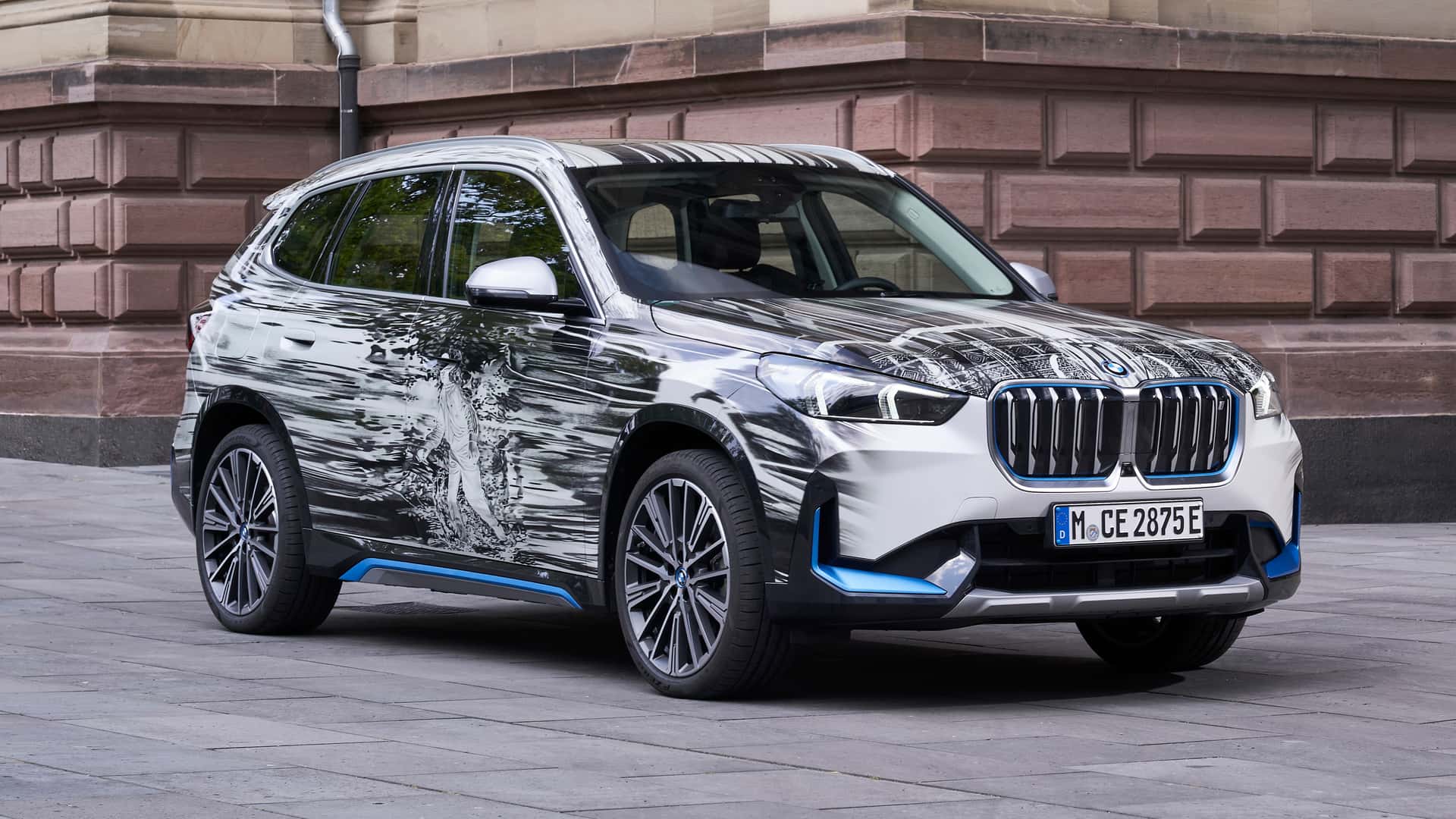 Seniman Jerman Jadikan BMW iX1 sebagai Kanvas untuk Lukisannya
