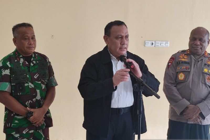 Perlakuan Firli ke Lukas Enembe jadi Preseden Buruk Penanganan Kasus Korupsi