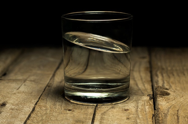 Banyak minum air putih memulihkan kembali tumuh yang kekurangan cairan. (Foto: Pixabay/95839)