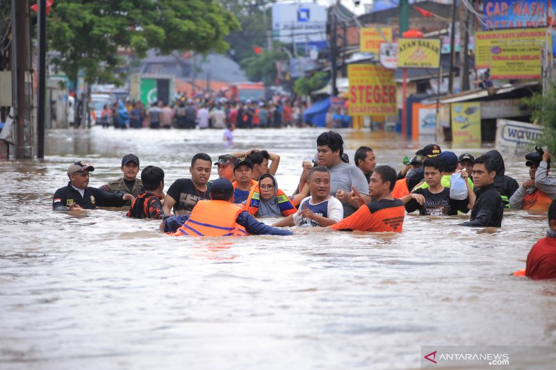 Evakuasi korban banjir. (ANTARA/HO)