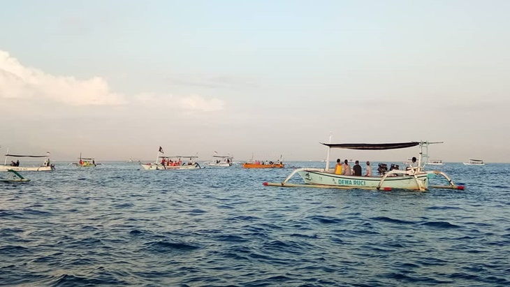 Mancing di tengah laut, pantai Lovina. (Instagram/@dolphinsunriselovina)