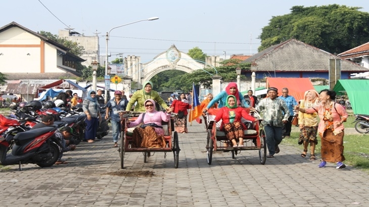 Ketika Kartini-Kartini Muda Mengayuh Becak Sambil Berkebaya 