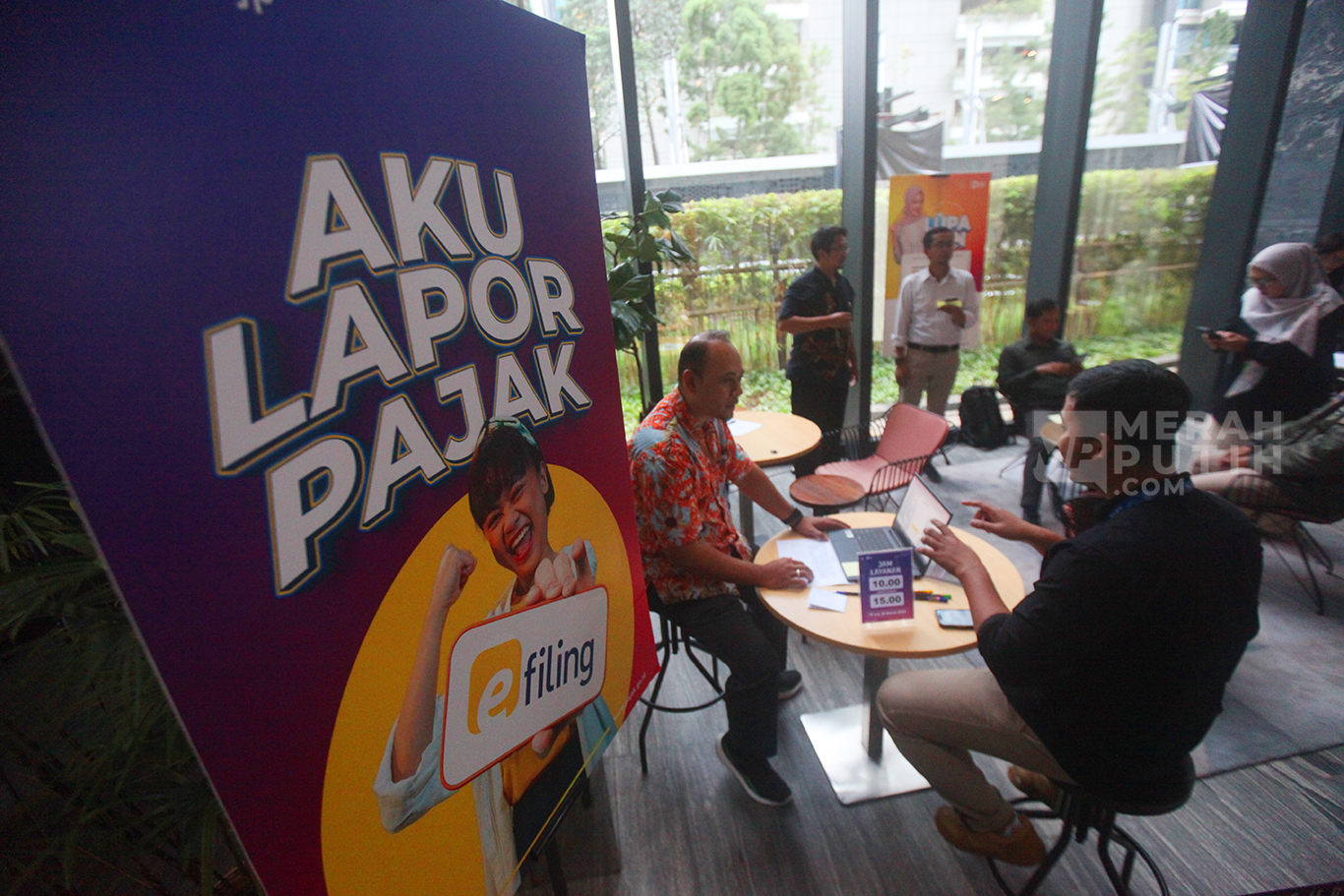 Antusias Pekerja Kantoran Lapor Pajak SPT Tahunan di Pojok Pajak Astha District 8 Jakarta