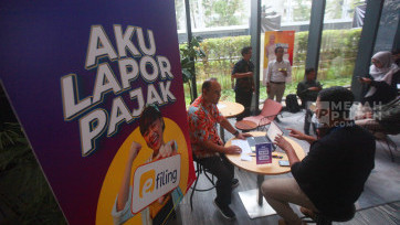 Antusias Pekerja Kantoran Lapor Pajak SPT Tahunan di Pojok Pajak Astha District 8 Jakarta