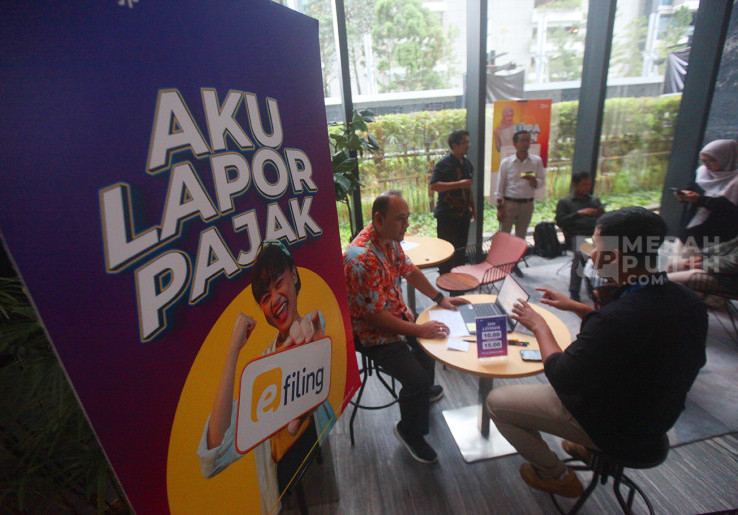 Antusias Pekerja Kantoran Lapor Pajak SPT Tahunan di Pojok Pajak Astha District 8 Jakarta