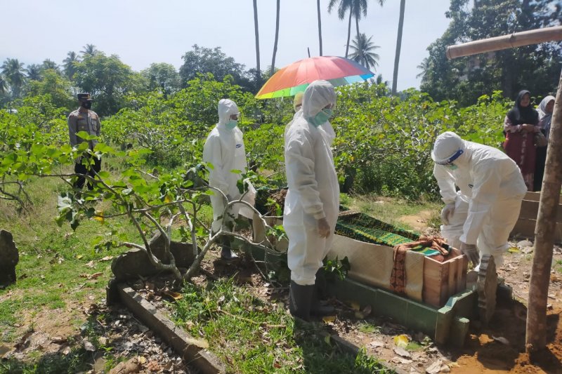 Kasus COVID-19 di Indonesia Tembus 2 Juta