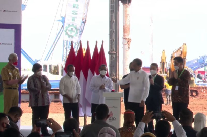 Presiden Joko Widodo bersiap menekan tombol sirine yang menandai peresmian implementasi tahap kedua industri baterai listrik terintegrasi di Kawasan Industri Terpadu Batang, Kabupaten Batang, Jawa Tengah, Rabu (8/8/2022). ANTARA/Gilang Galiartha