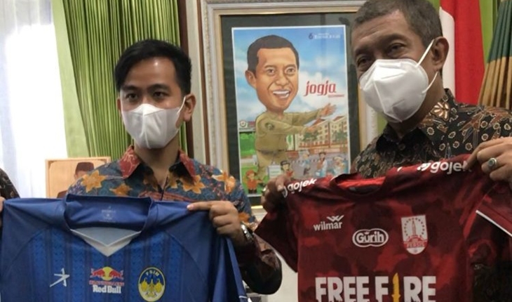 Turunkan Tensi Derbi Mataram, Gibran Bertukar Jersey dengan Wali Kota Yogya
