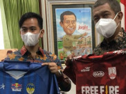 Turunkan Tensi Derbi Mataram, Gibran Bertukar Jersey dengan Wali Kota Yogya