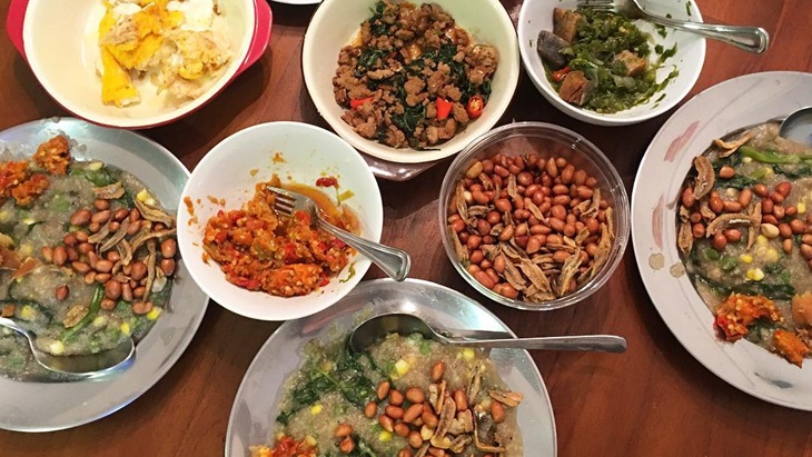  Bubur Sambas yang penuh dengan lauk menyehatkan. (Foto: instagram@eliviaz)