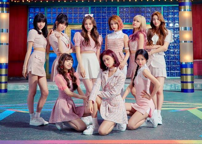 Hadirnya NiziU menimbulkan polemik (Foto: Koreaboo)