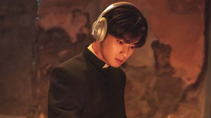 Drama ‘Island’ Rilis Still Cuts, Cha Eun-woo Tampil Sebagai Pengusir Setan Muda