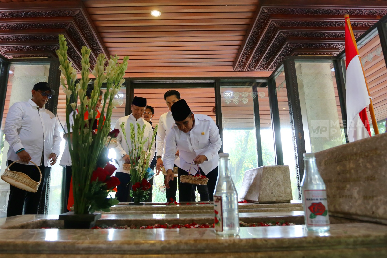 Jelang HUT ke-81 RI, Pimpinan MPR Ziarah Makam Bung Hatta di TPU Tanah Kusir Jakarta