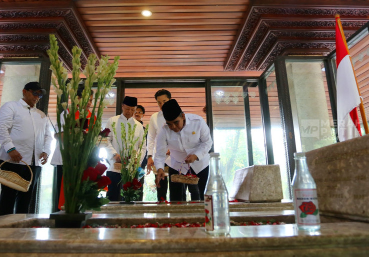 Jelang HUT ke-81 RI, Pimpinan MPR Ziarah Makam Bung Hatta di TPU Tanah Kusir Jakarta