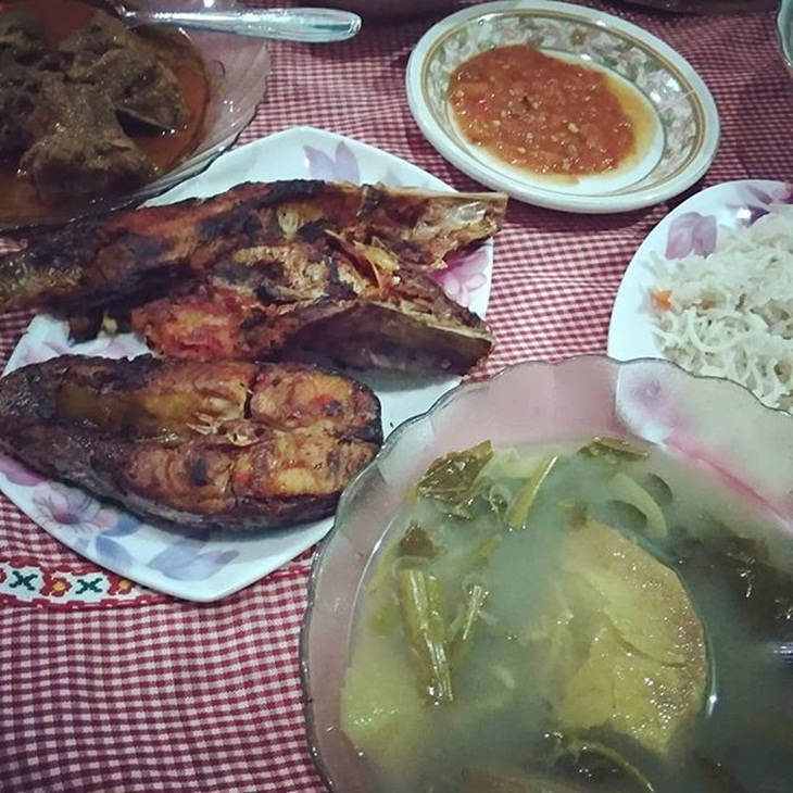 Sayur asam Kutai dengan makanan lain. (Foto: instagram.com/vhasavitrie)