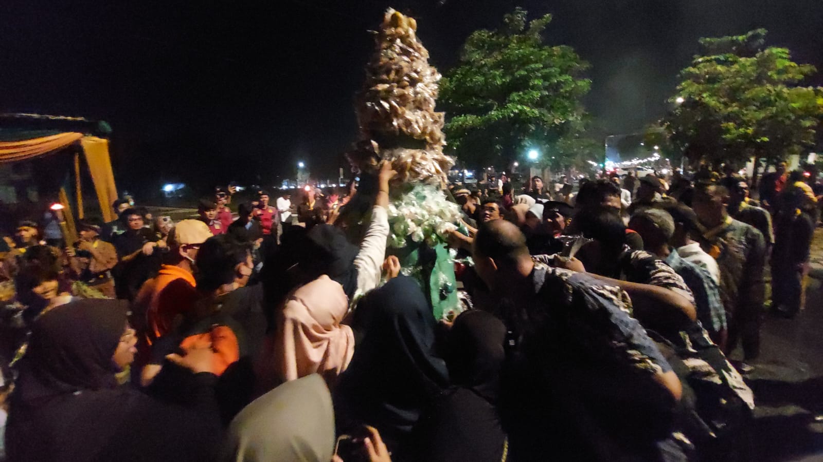 Takbiran Kirab Obor Mangkunegaran, Warga Berebut Gunungan Jajanan Pasar dan Pesta Kembang Api