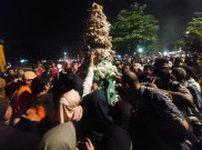 Takbiran Kirab Obor Mangkunegaran, Warga Berebut Gunungan Jajanan Pasar dan Pesta Kembang Api
