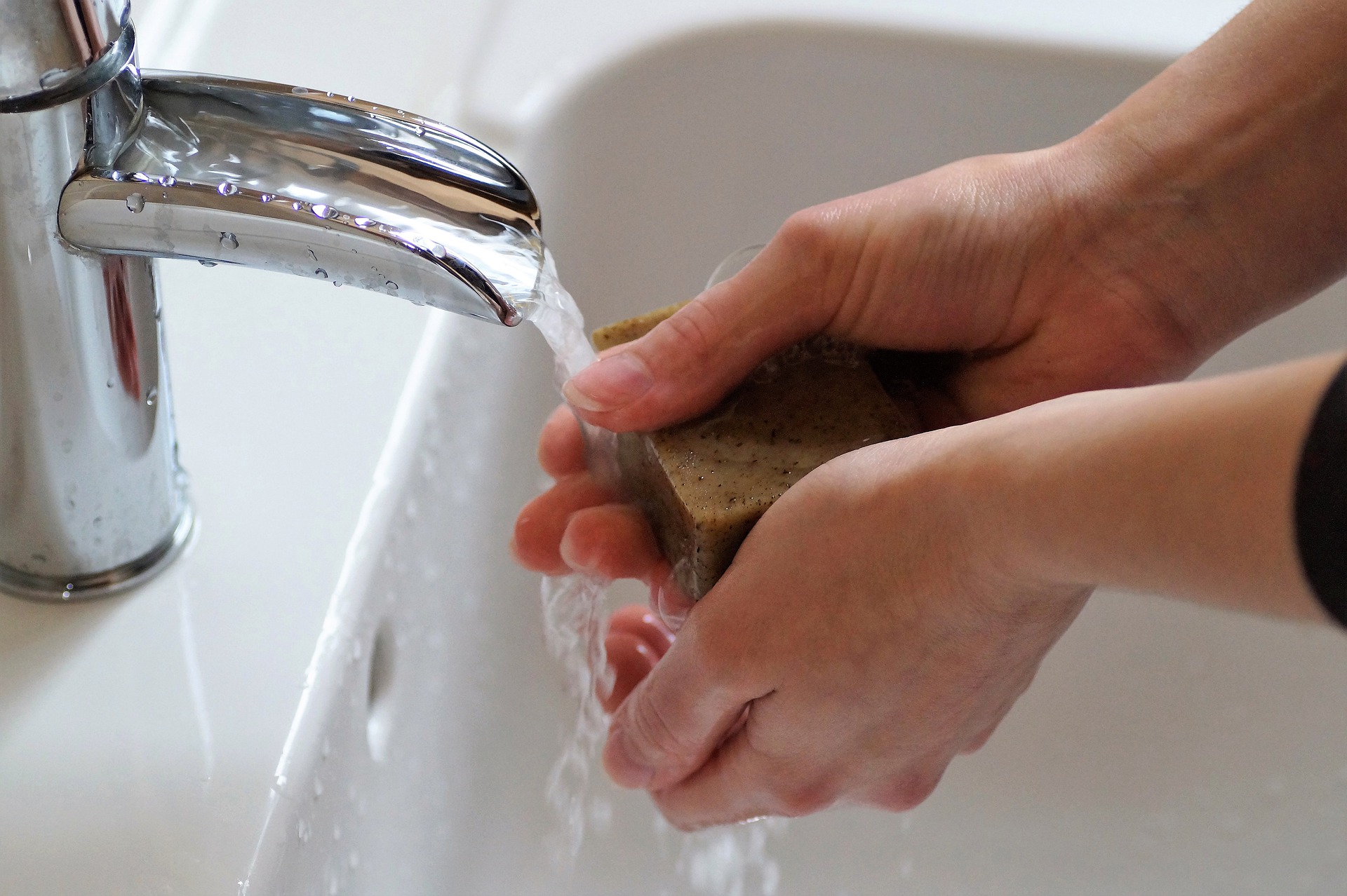 Sebaiknya mencuci tangan dengan sabun selama 20 detik sebelum dan sesudah memegang ayam. (Foto: Pixabay/Pixabay-Ivabalk)