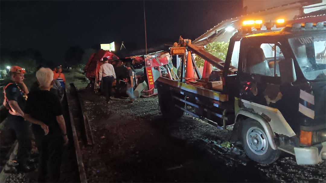 Mobil Damkar Indramayu Tertabrak Kereta Api, PT KAI Ingatkan Urutan Prioritas