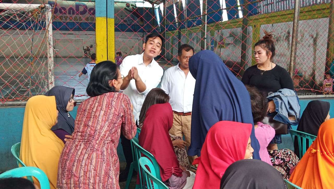 Peringatan Hari Ibu, Gibran dan Purnomo Kompak Sama-sama Temui Emak-emak