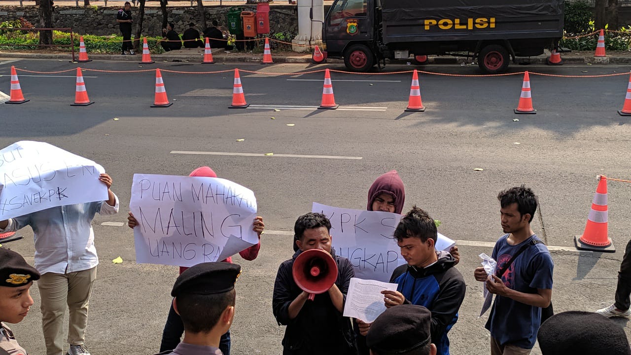 Sekelompok mahasiswa yang tergabung dalam Gerakan Mahasiswa Anti Korupsi (GMAK) menggelar aksi demonstrasi di depan Gedung Komisi Pemberantasan Korupsi (KPK), Kuningan, Jakarta, Rabu (16/10). Foto: MP/Ponco