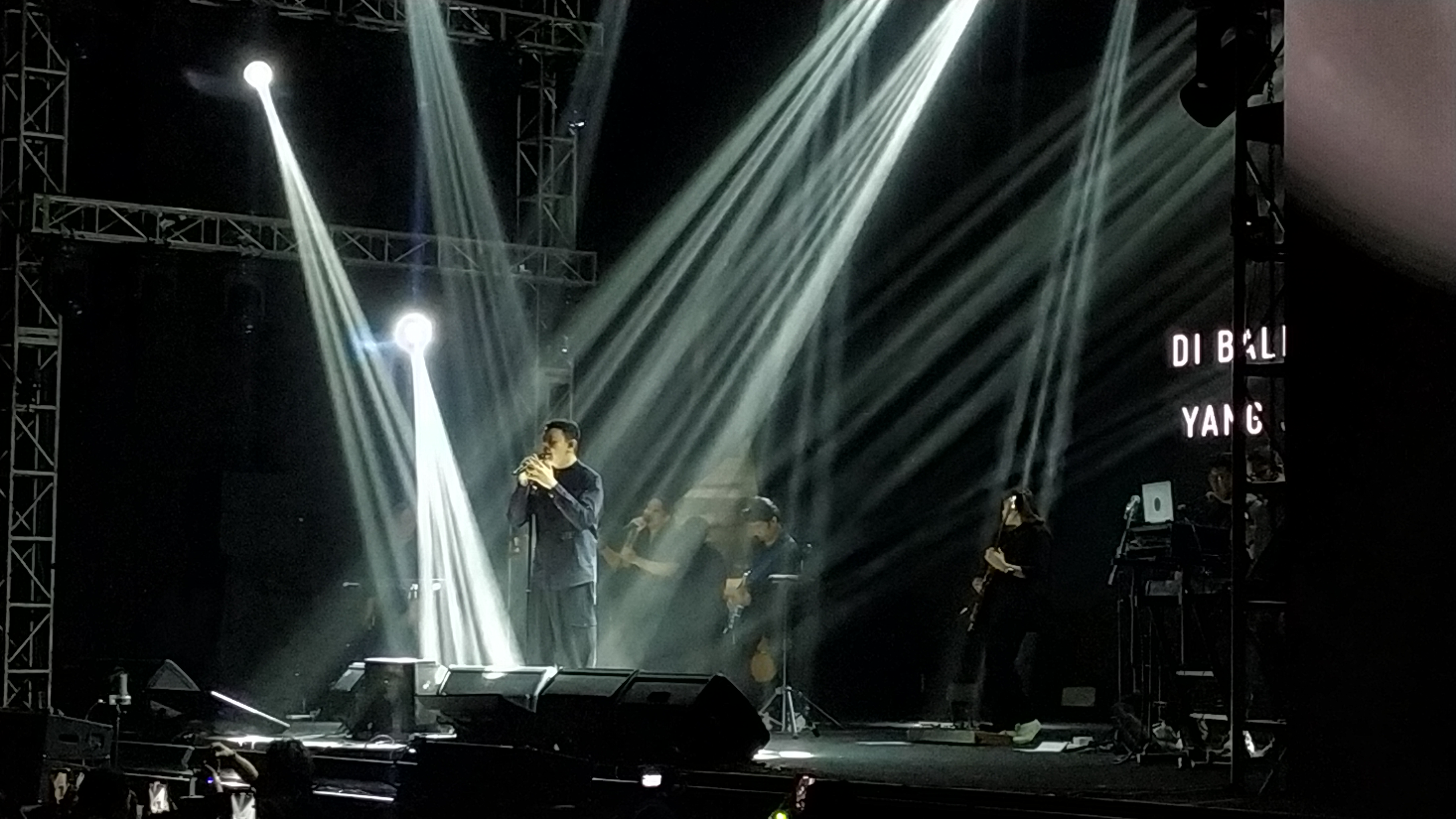 Tulus Menutup Malam dengan Manis, Kahitna Sukses Curi Perhatian