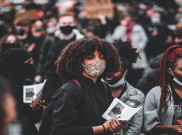 Menarik Masker Wajah ke Dagu, ini Risikonya 