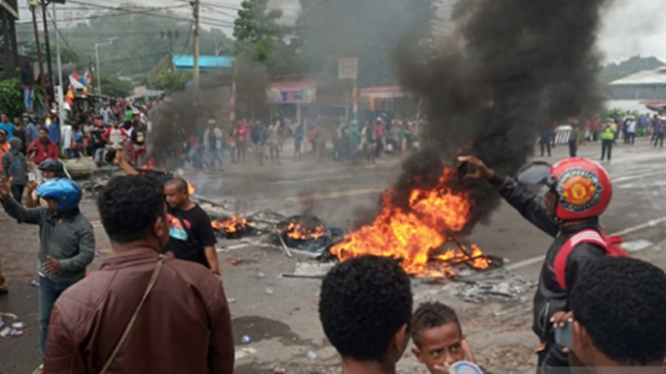 Massa membakar ban di pintu masuk Jl. Trikora Wosi Manokwari, Senin (19/8) (ANTARA FOTO/TOYIBAN)