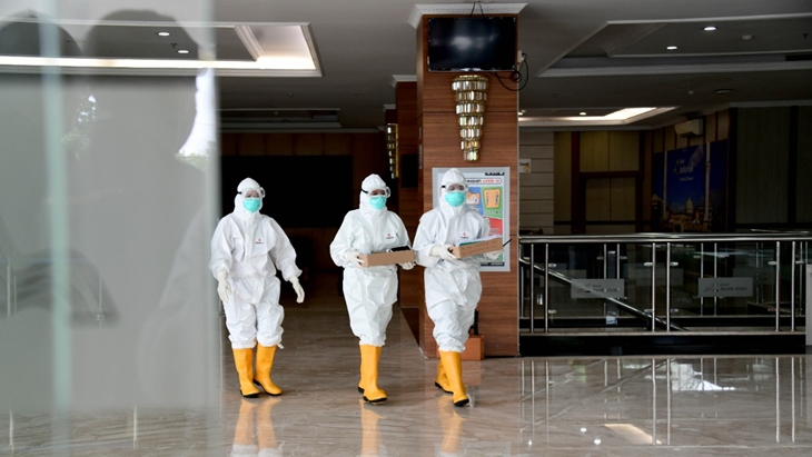 Para tenaga kesehatan di Pusat Pemulihan Pasien COVID-19 Grand Serela Hotel, Bandung. (Foto: MP/Dok Humas Jabar)