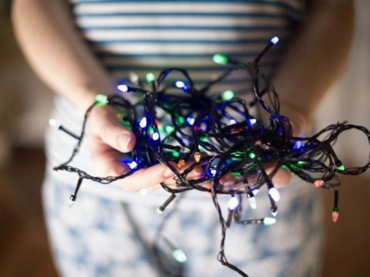 Cara Memasang Lampu Pohon Natal untuk Kilau Maksimal