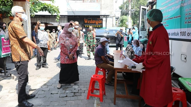 Gubernur Jawa Tengah Ganjar Pranowo meninjau rumah sakit lapangan TNI AD dan vaksinasi di Solo, Jawa Tengah, Rabu (30/6). (MP/Ismail)