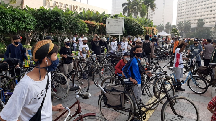Warga bersepeda di sekitar Plaza Indonesia. (Foto: Kanugrahana).