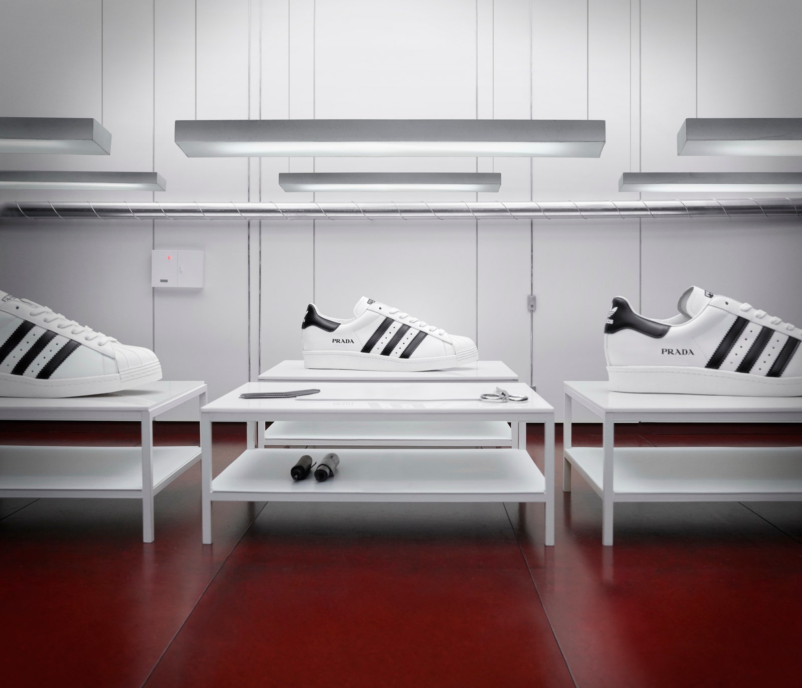 Prada x Adidas Superstar "White/Black". (Foto: Vogue)