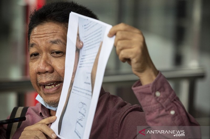 Pakar Komunikasi Politik Effendi Gazali menyampaikan keterangan pers sebelum menjalani pemeriksaan di Gedung Merah Putih KPK, Jakarta, Kamis (25/3/2021). Effendi Gazali diperiksa sebagai saksi dalam kasus dugaan suap pengadaan Bantuan Sosial untuk wilayah Jabodetabek tahun 2020. ANTARA FOTO/Dhemas Reviyanto/rwa.