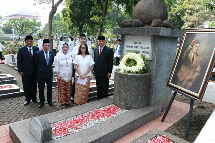 Wali Kota Jakarta Pusat beserta jajarannya saat berziarah ke makam MH Thamrin. (Foto: instagram.com/kominfotikjp)