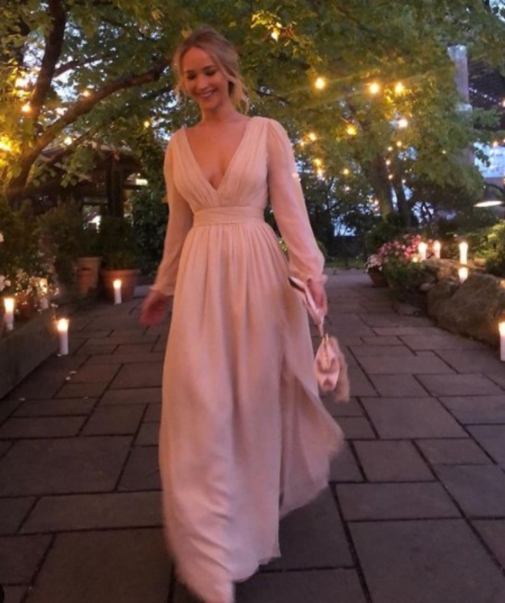 Jennifer Lawrence mengenakan dua gaun pengantin buatan desainer L.Wells. (Foto: Instagram/@jillandjordan)