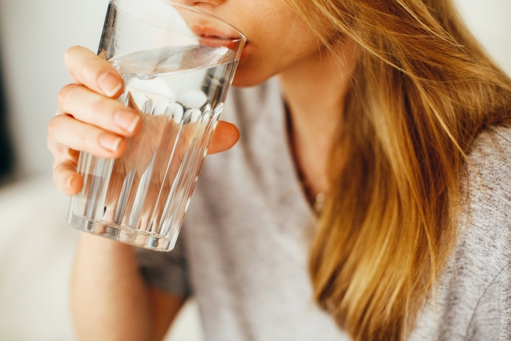 Kurang minum air putih bisa menyebabkan kulit kering (Foto: pexels/Daria Shectsova)