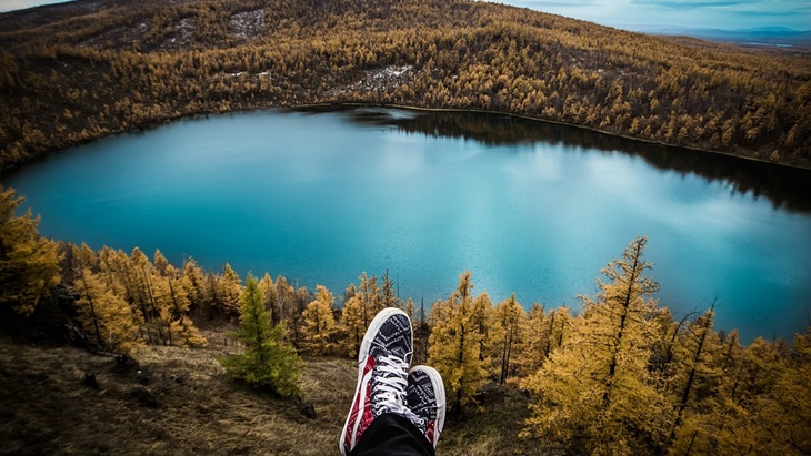 9 Barang yang Wajib Dibawa Para Traveler Kekinian