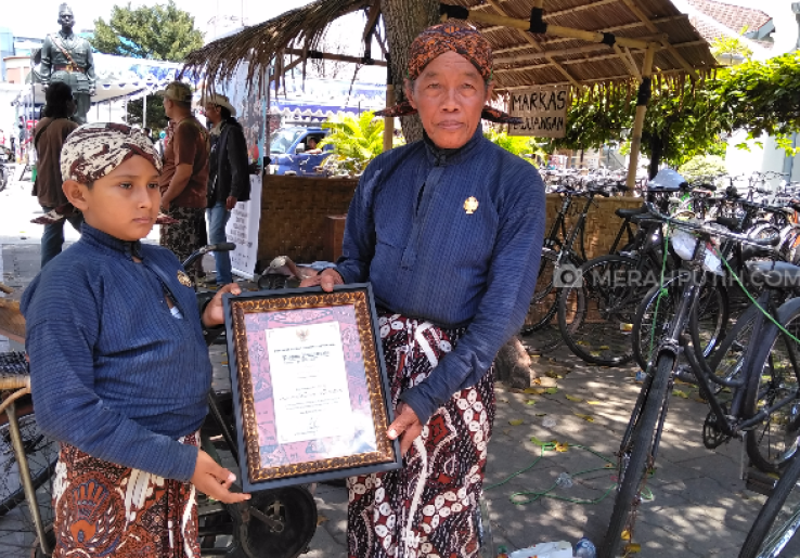 Mbah Suyat, Abdi Dalem yang Setia Menggowes di Usia Senja