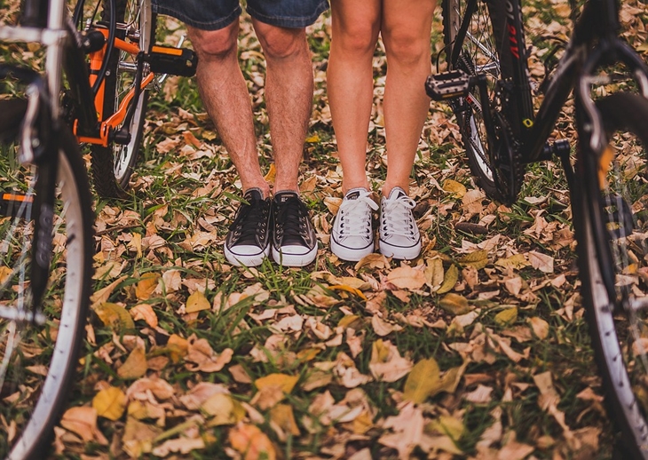 Kamu tak boleh menyepelekan sepatu ketika ingin tampil kasual. (Foto: Pixabay/Pexels)