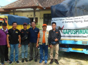 UGM Kirim Logistik Pakan Hewan Pengungsi Gunung Agung