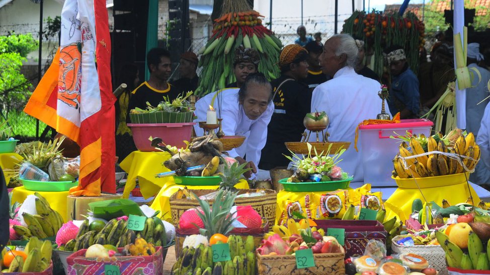 Jelang Nyepi, Ribuan Umat Hindu Bali Gelar Upacara Melasti