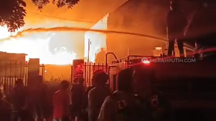 Kebakaran Hebat Lalap Gudang Rongsok di Solo, Api Membesar Bakar Rumah Warga