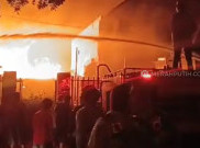 Kebakaran Hebat Lalap Gudang Rongsok di Solo, Api Membesar Bakar Rumah Warga