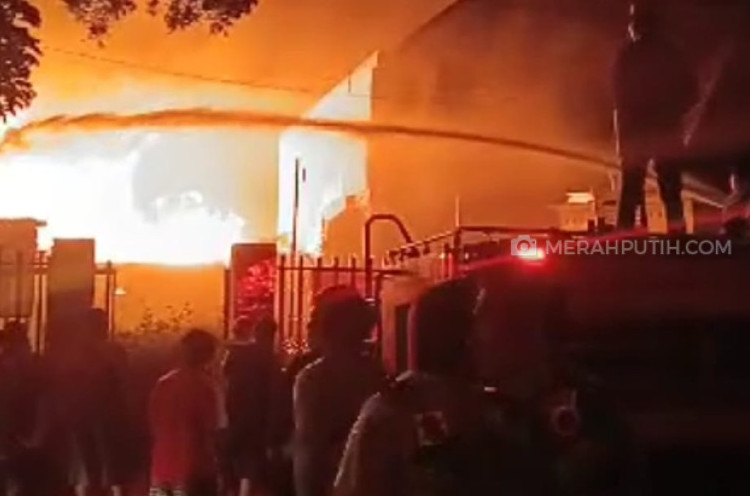 Kebakaran Hebat Lalap Gudang Rongsok di Solo, Api Membesar Bakar Rumah Warga