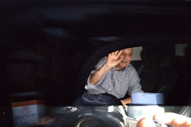 Direktur Utama PT PLN (Persero) 2016-2018 Sofyan Basir saat keluar dari Rutan Cabang KPK yang berlokasi di Gedung Merah Putih KPK, Jakarta, Senin (4/11/2019). (ANTARA/Benardy Ferdiansyah)