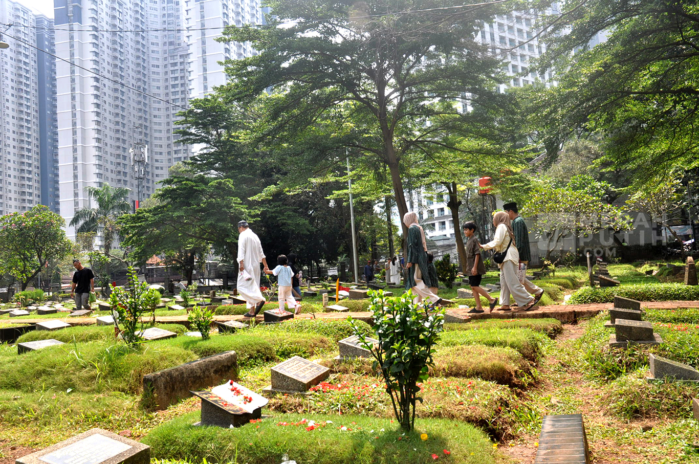 Umat Muslim berziarah ke makam sanak keluarga pada momen Hari Raya Idulfitri 1447 Hijriah di Taman Pemakaman Umum (TPU) Karet Bivak, Jakarta, Sabtu (21/3/2026).