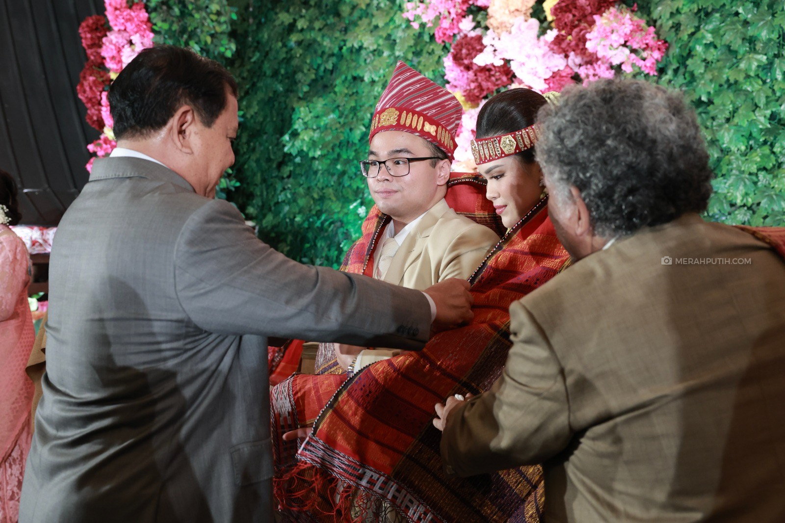 Momen Prabowo Kalungi Kain Ulos ke Putra Hotman Paris