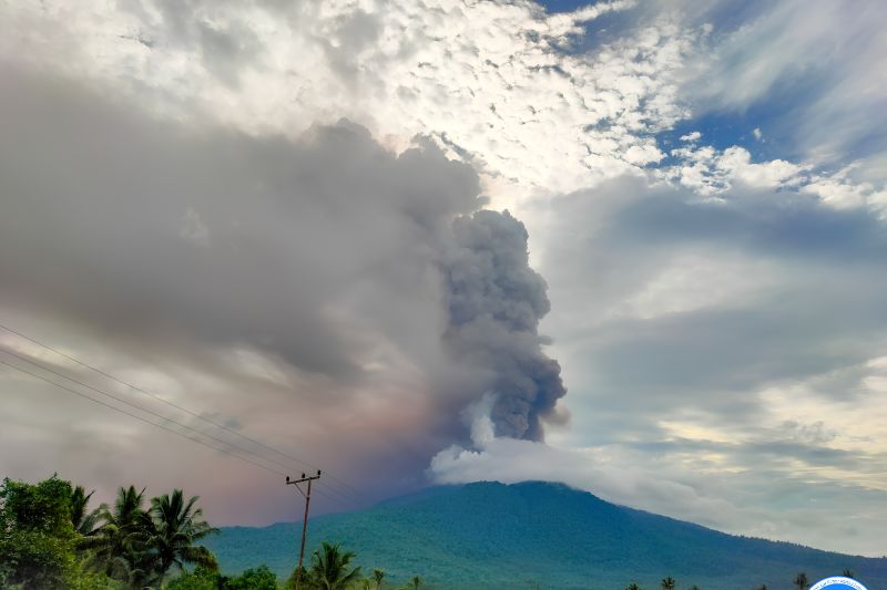 Lewotobi Laki-laki Lontarkan Abu Vulkanik 2.000 Meter, Status Awas