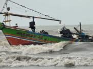 Gelombang Tinggi Terjang Pantai Selatan, Ini Imbauan BMKG untuk Nelayan